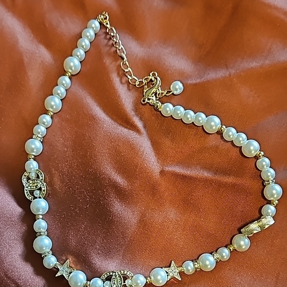 Elegant Pearl and Gold Necklace - Picture 6 of 9